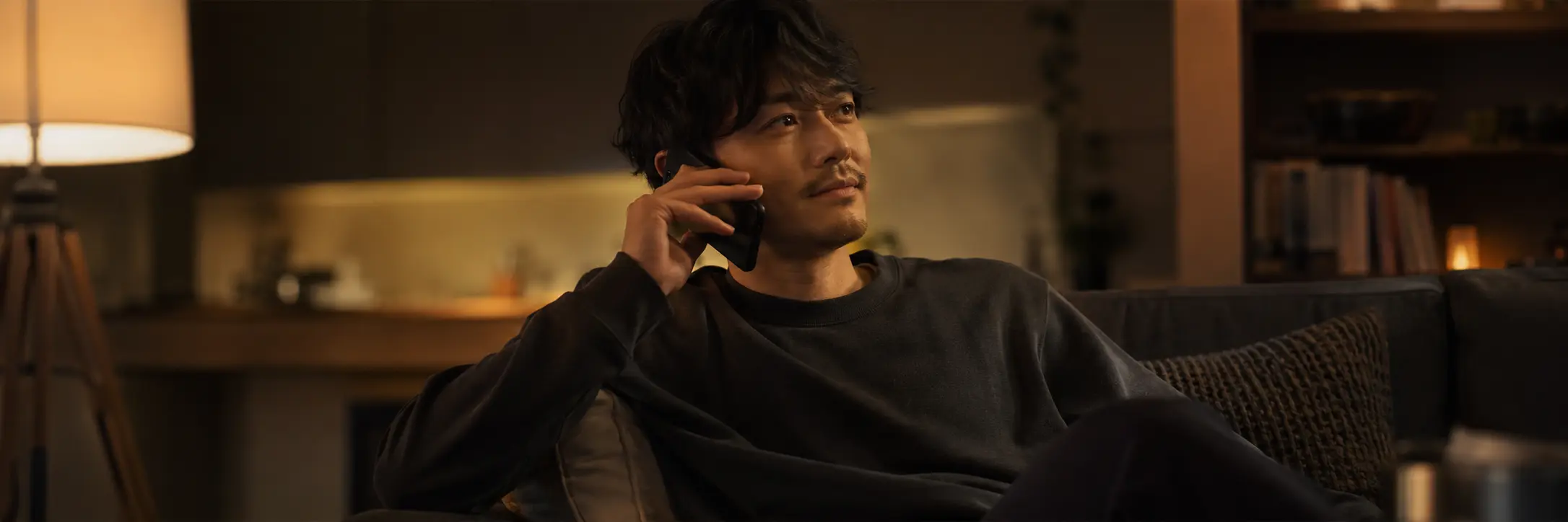 おなでん（オナ電）のやり方5ステップを図解した日本人男性のイメージ